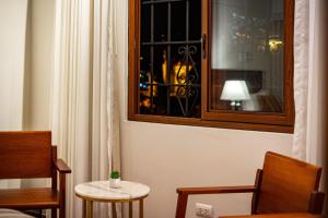 a room with a window and a table and chairs at Inkantari Boutique Hotel in Cusco