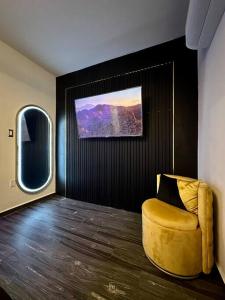 阿瓜迪亞的住宿－Pasavento - Modern Tiny Suite，客厅设有黄色椅子和窗户