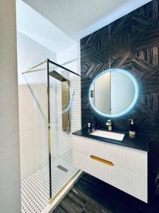 un baño con lavabo y espejo en Pasavento - Modern Tiny Suite, en Aguadilla
