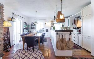 - une cuisine avec une table et des chaises dans l'établissement Villa Novel, à Višnjan