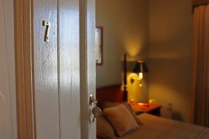 Postel nebo postele na pokoji v ubytování Royal Hotel Guyra