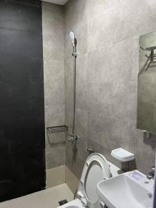 uma casa de banho com um chuveiro, um WC e um lavatório. em Baron & Pedra's Residence em General Luna