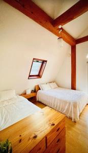 En eller flere senger på et rom på Sapporo Luxury Log House 5Brm max 18ppl 4 free parking