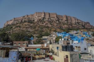 vista sulla città blu con una montagna sullo sfondo di Pushp Guest House a Jodhpur Altre 23 foto