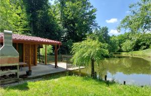 un pavillon à côté d'un étang dans un parc dans l'établissement Beautiful Home In Zasadbreg With Wifi, à Zasadbreg