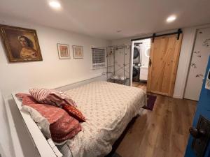 a bedroom with a bed in a room at Compact private room, private bathroom, laundry & free parking in a lovely Vancouver neighborhood in Vancouver