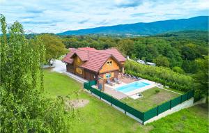 Vaade basseinile majutusasutuses Amazing Home In Stubicke Toplice With Outdoor Swimming Pool või selle lähedal