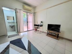 a living room with a flat screen tv on a wall at My Space 77 in Ban Khlong Khwang Klang