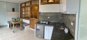 uma cozinha com um lavatório e uma bancada em Alojamiento Baños del Inca em Los Baños del Inca