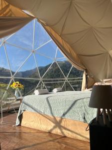 Nespecifikovaný výhled na hory nebo výhled na hory při pohledu z luxury tent