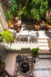 een terras met stoelen, tafels en trappen bij Splanzia Boutique Hotel in Chania