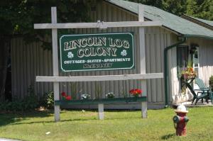 d'un panneau indiquant une colonie de rondins de lincoles avec une bouche d'incendie dans l'établissement Lincoln Log Colony, à Lake George