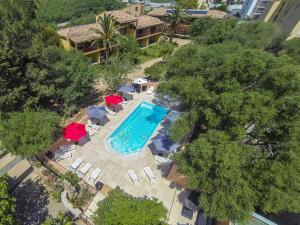 una vista aérea de una piscina con sombrillas y sillas en Casa Vecchia rooms + apartments en Calvi