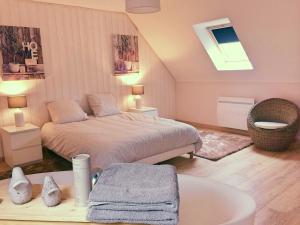 1 dormitorio con cama, lavabo y bañera en La Ferme d'Antan Baie de Somme, en Mons-Boubert