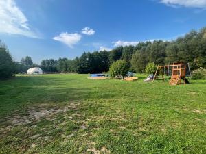 Herní místnost nebo prostor pro děti v ubytování Tatra Glamp Mazury - sieć noclegowa Tatra Glamp