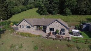 una vista aerea di una casa in pietra in un campo di Pen Y Banc a Builth Wells