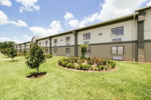 Κήπος έξω από το Quality Suites Houston Hobby Airport