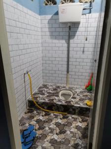 ein Bad im Bau mit WC auf dem Boden in der Unterkunft Homestay Kenangan Kemaman in Cukai