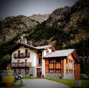 une maison en face d'une montagne dans l'établissement Fohre1748, à Gressoney-La-Trinité