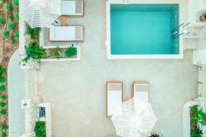 an overhead view of a swimming pool with an umbrella at Kyparissi Country House in Marmaroto