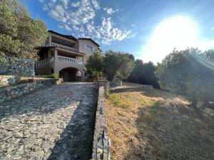 Budova, kde se vila nachází