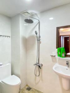 y baño con ducha, aseo y lavamanos. en Best Studio Room Near Ben Thanh Market, en Ho Chi Minh