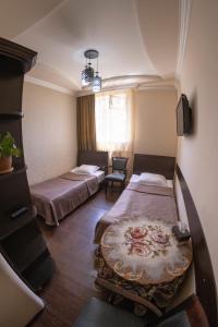 Habitación de hotel con 2 camas y ventana en Parvana Hotel en Gyumri