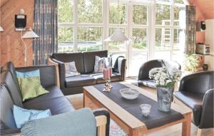 een woonkamer met banken en een salontafel bij Nice Home In Oksbl With Sauna in Mosevrå