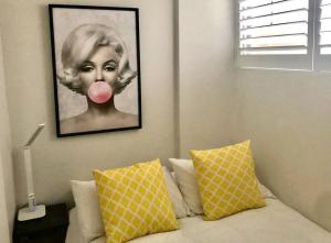 雪梨的住宿－Lovely refurbished 1 bed near marina + parking，一张有粉色舌头的女人的照片