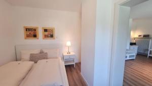 een slaapkamer met een bed en een tafel met een lamp bij Mika -101- in Mittenwald