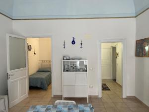 un soggiorno con camera con letto di Casa Vacanza Sicilia Dolce Mare a Balestrate Altre 16 foto
