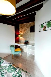 Schlafzimmer mit einem Bett, einem Schreibtisch und einem Stuhl in der Unterkunft Cosy Zénith in Caen