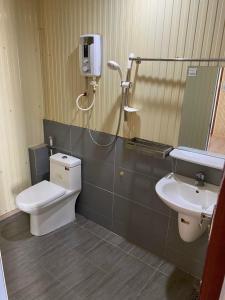 La salle de bains est pourvue de toilettes et d'un lavabo. dans l'établissement Hoa Sua Hotel, à Vung Tau