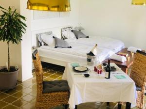 Zimmer mit einem Bett, einem Tisch und einem Bett sowie einem Tisch und Stühlen in der Unterkunft Chalet Familial Capricorne in Vercorin