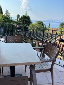 En balkon eller terrasse på Apartments Mauro