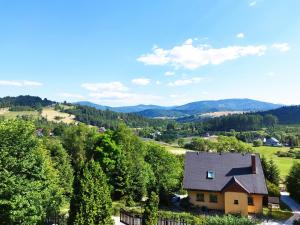 una vista aérea de una casa en las montañas en Dom na wzgórzu, en Kiczora