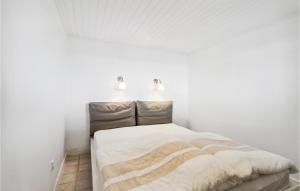 Ce lit se trouve dans une chambre blanche dotée de deux lumières au plafond. dans l'établissement Gorgeous Home In Munkebo With Kitchen, à Munkebo