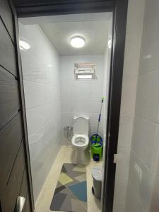 Koupelna v ubytování Guest House Semetei