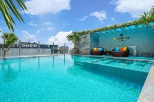 a large swimming pool in front of a building at Bella Merry Hotel and Apartment in Da Nang