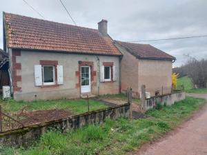 a small house with a fence in front of it at Petite maison lirenolles in Liernolles