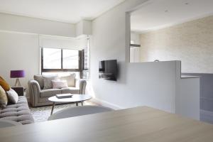 A television and/or entertainment centre at Duke by FeelFree Rentals