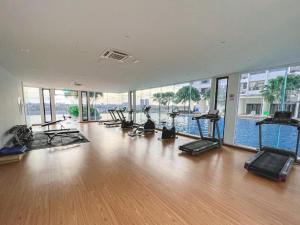 een fitnessruimte met een aantal hometrainers in een kamer bij 1 Dream Home @ Tiara Imperio Studio 外国4星级酒店风格与浪漫环境 in Bangi