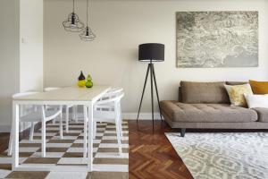 sala de estar con mesa blanca y sofá en Duke by FeelFree Rentals, en San Sebastián