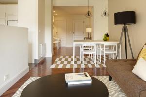 sala de estar con sofá y mesa en Duke by FeelFree Rentals, en San Sebastián