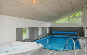 een zwembad in een badkamer met een bad en een bad bij Awesome Home In Fars With Sauna in Farsø