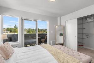 1 dormitorio con cama grande y ventana grande en Modern Luxury Home with EV Garage, Office, Bike & Balcony, WFH & Family Friendly en Seattle