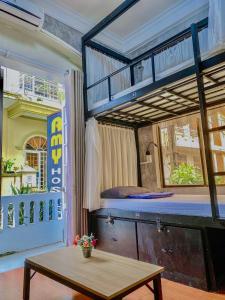 een slaapkamer met een stapelbed en een tafel bij Amy Hostel Hue in Hue