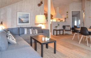 MosevråにあるAmazing Home In Oksbl With 3 Bedrooms, Sauna And Wifiのリビングルーム(ソファ、テーブル付)