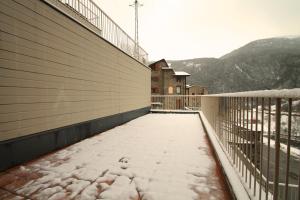 a balcony with snow on the side of a building at Pont de Toneta 2,6 Ransol, Zona Grandvalira in Ransol