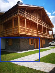 uma casa em construção com uma fita azul à volta em Falcade Lodge em Falcade